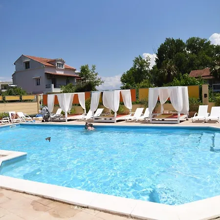 Kavos Central Hotel *