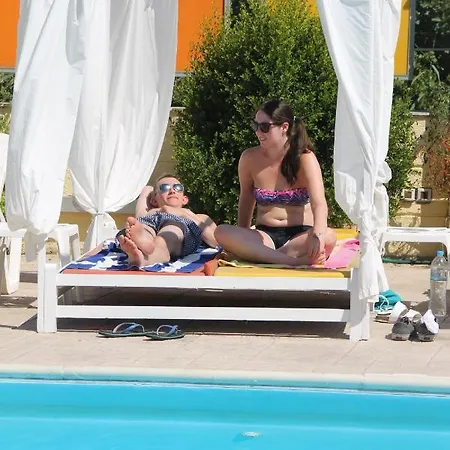 Kavos Central Hotel *