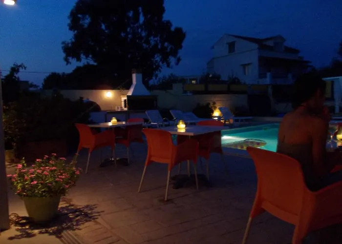 מלון Kavos Central *