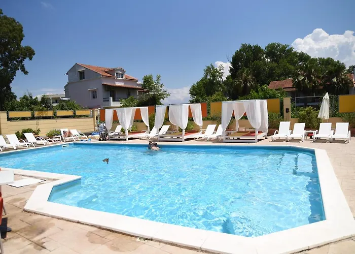 Kavos Central Hotel *